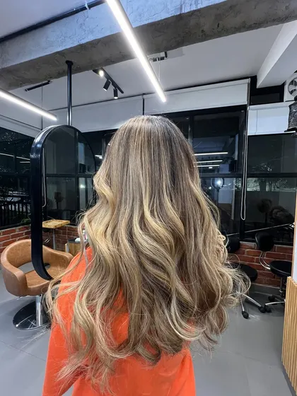 A beautiful balayage with a mix of cool and neutral blonde tones, creating a very natural and sun-kissed effect.