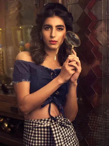 A closer look at the vintage-denim combination. The magnifying glass prop adds a quirky, artistic touch to the overall styling, showing how I love to play with themes and accessories.