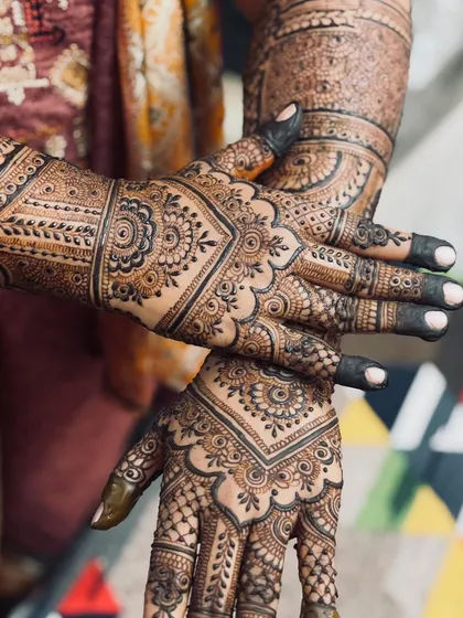 The back of the hands deserves just as much love. I specialize in creating beautiful, symmetrical designs that look elegant from every angle, featuring fine lines and detailed mandala work.