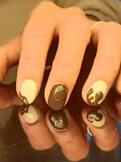 A close-up of the "chocolate drip" nail art.