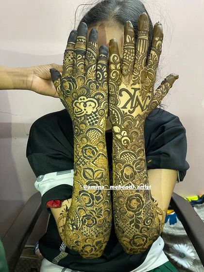 This design features the initials 'N' and 'K' and a crown motif, for a truly royal touch.