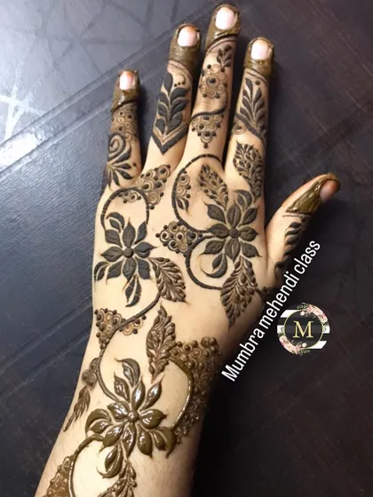 A beautiful floral vine that wraps around the hand and fingers. This is a classic Arabic 'bail' design.
