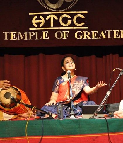 A memorable birthday celebration on stage during my first concert of the USA tour in Chicago. The audience and fellow musicians made it a very special day.