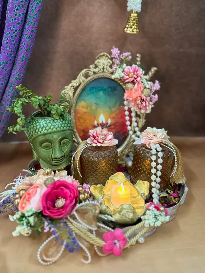 The full Buddha planter hamper, a perfect gift for bringing calm and positive energy. The combination of the green planter, colorful frame, and floral details makes it a unique choice for Diwali.