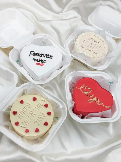 Choose your favorite design for your Valentine's bento cake, from "Forever mine" to a simple and sweet "i ❤️ you".