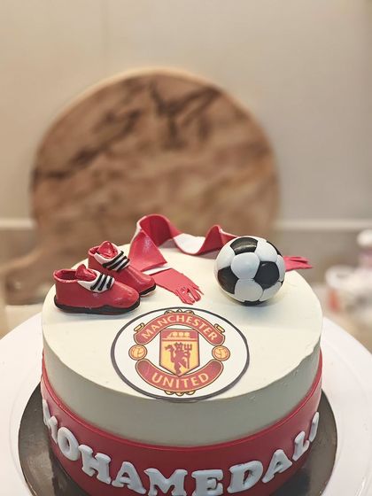 A close-up of the fondant toppers. I hand-sculpted the scarf and boots to make them look as realistic as possible.