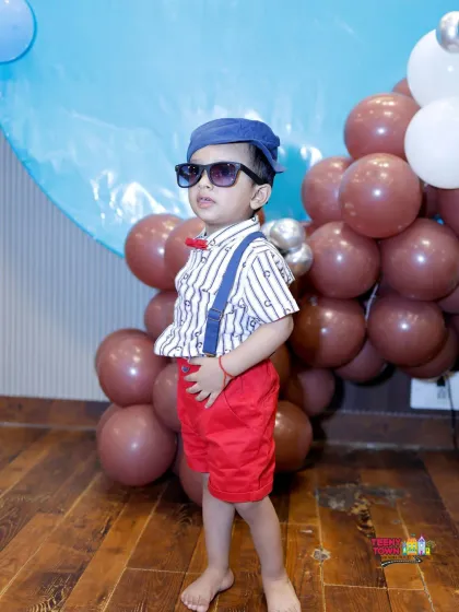 The birthday boy looking super stylish at his teddy bear themed party. I provide the perfect backdrop for these amazing photos.