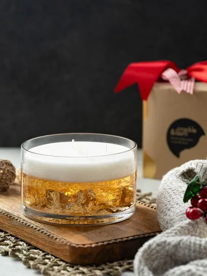 For a touch of glamour, I created this gold foil glass candle. The flickering flame illuminates the gold flakes, creating a magical effect. It has a lovely lily fragrance.