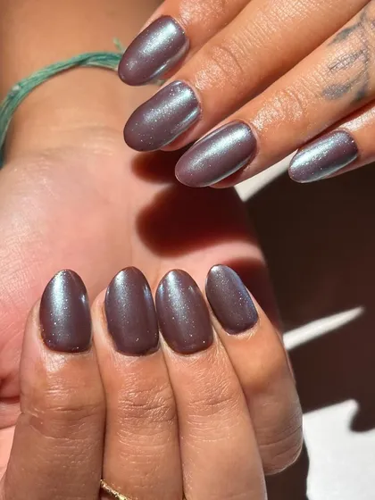 A chic and modern choice for any special event. This metallic, pearlescent brown polish gives a sophisticated and understated festive feel.