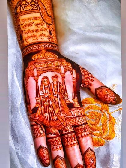 A close-up of the palm from the previous design, focusing on the beautifully stained couple portrait.