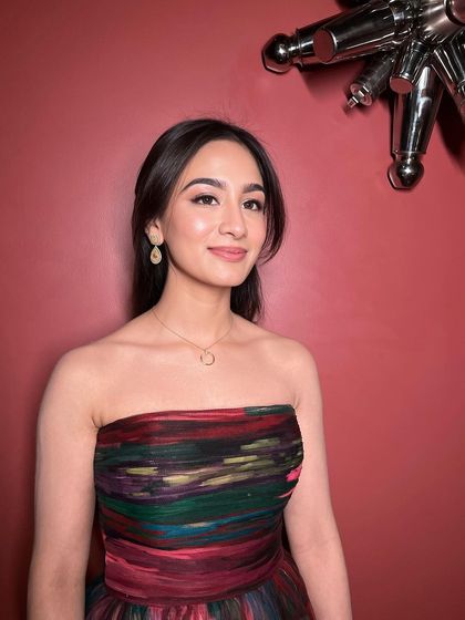 Discover the beauty of simplicity. This look embraces minimal makeup for a natural and radiant glow. A soft touch on the eyes and lips proves that less is truly more.