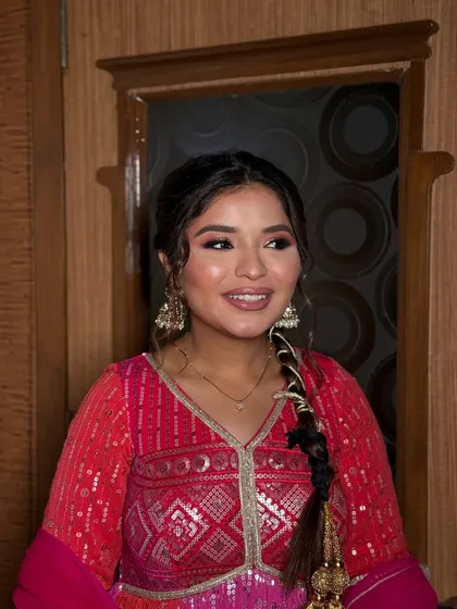 Who needs filters when the glam is this soft? A beautiful pink-toned look with a messy braid for a fresh and youthful vibe, perfect for a daytime wedding event or party.