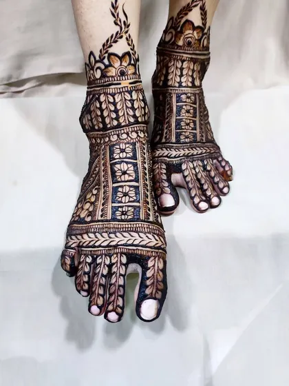 A unique bridal foot design featuring bands of leaves and flowers, inspired by another artist.