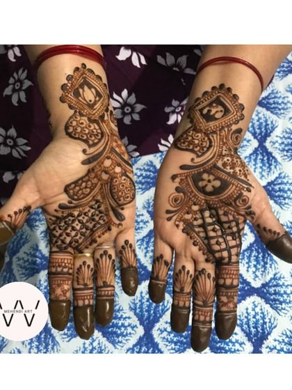 A beautiful Arabic-style design with a mix of bold and fine lines.