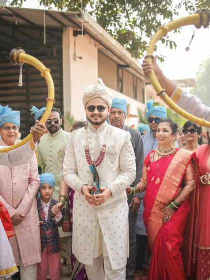 Welcoming the groom in traditional Maharashtrian style with the grand sound of the tutari and shenai. It's these authentic cultural details that make an entry truly memorable.