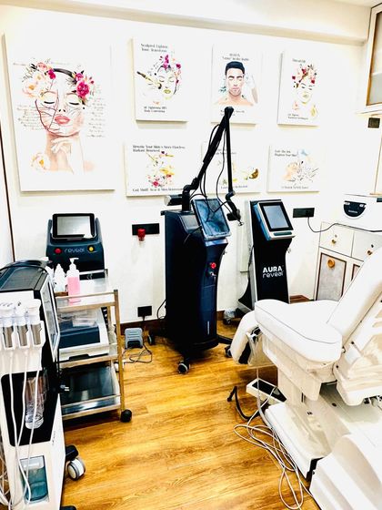 This image highlights the advanced equipment at my clinic. Trust and expertise are the foundations of my practice, and having cutting-edge technology allows me to deliver on that promise.