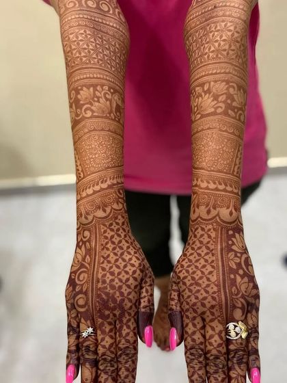 A full-coverage design with very fine and dense patterns, showing the result of the dark henna stain.
