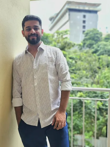 Here is a relaxed yet professional look for a casual wear or lifestyle brand. Shot on a balcony with natural light, it demonstrates my ability to appear natural and at ease in front of the camera for print or digital ads.