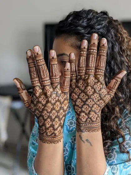 A classic and beautiful jaal (net) pattern for the back of the hands. This timeless design is always a favorite for its elegance and intricacy.