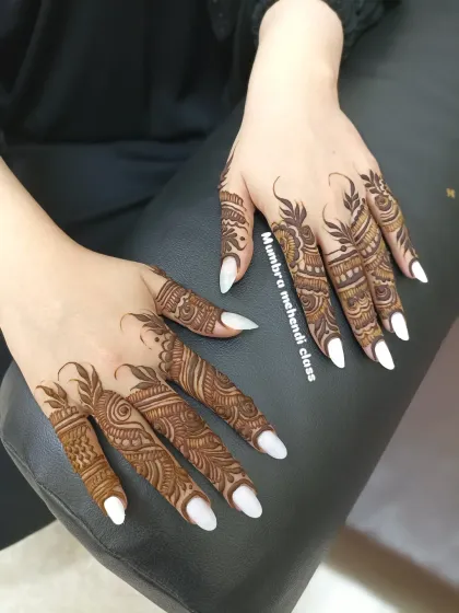 For a chic and modern look, I create elegant finger designs. This style is perfect for parties or for bridesmaids, combining detailed patterns on the fingers with a clean look on the rest of the hand.