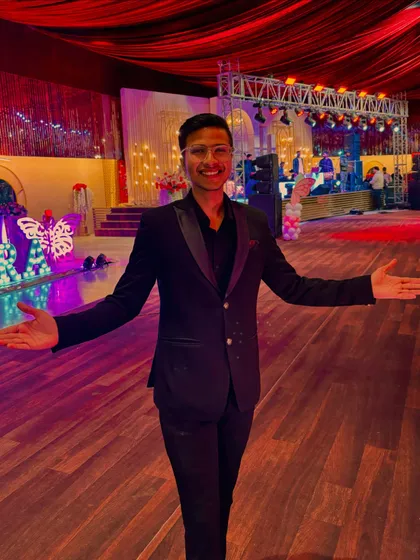 An open invitation to experience the impossible. Performing at a large celebration, I make sure to connect with guests throughout the venue.