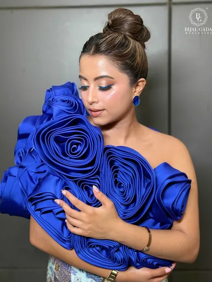 The elegance of this look is timeless. The soft makeup allows the dramatic outfit to take center stage while ensuring the glow is unforgettable.