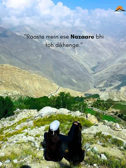 Two travelers enjoying the incredible valley views on the way to Chandratal. The text says it all: "Raaste mein ese Nazaare bhi toh dikhenge." The journey is just as beautiful as the destination.