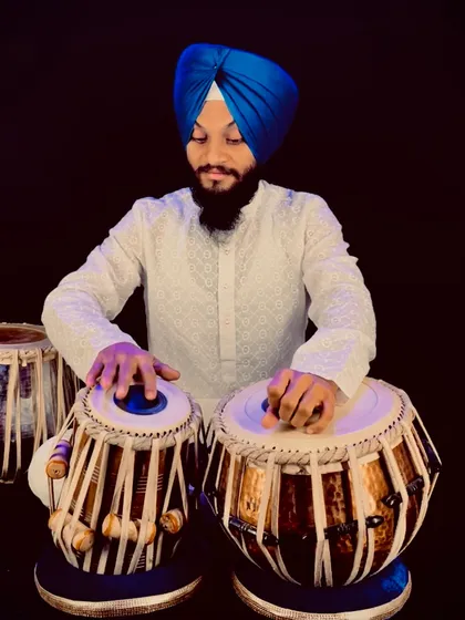 A photoshoot where I could just sit and play. The connection with the instrument is what I always want to convey.