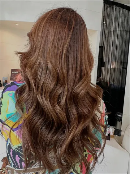 A perfect autumn blend of warm hazel and deep chestnut. The balayage technique creates a seamless transition between the different brown tones.