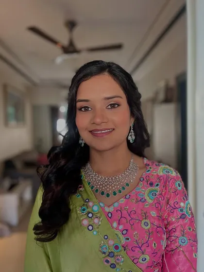 For a Haldi ceremony, I love creating fresh and simple looks. This bride is glowing with natural makeup that complements her vibrant outfit, perfect for a daytime celebration.