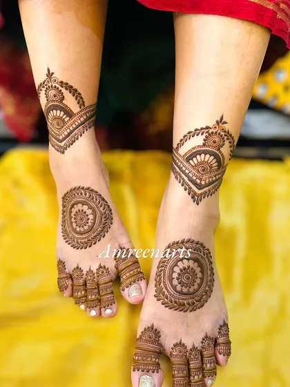A simple yet elegant foot design with a central mandala and heart-shaped anklets, perfect for any celebration.