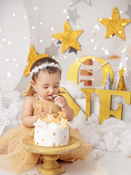 Twinkle, twinkle, little star, what a sweet one-year-old you are. This celestial-themed cake smash, with golden stars and fluffy clouds, was a dreamy way to celebrate her first birthday.