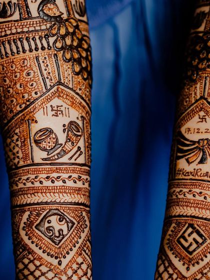 A close-up showing how a wedding date and hashtag, '#KariRushi', can be beautifully incorporated into the arm design.