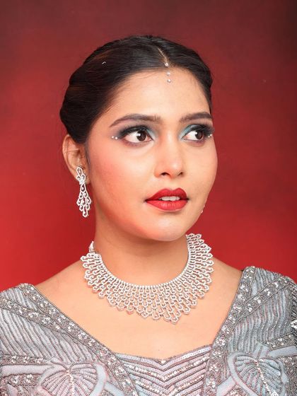 A detailed close-up of the party makeup. You can see the fine glitter on the eyelids and the perfectly blended base, key elements for a flawless photo finish.