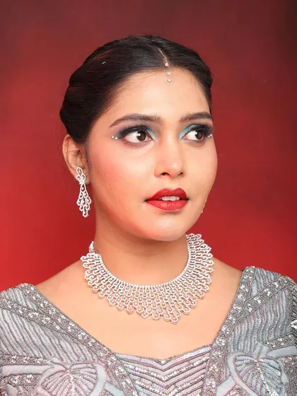 A detailed close-up of the party makeup. You can see the fine glitter on the eyelids and the perfectly blended base, key elements for a flawless photo finish.