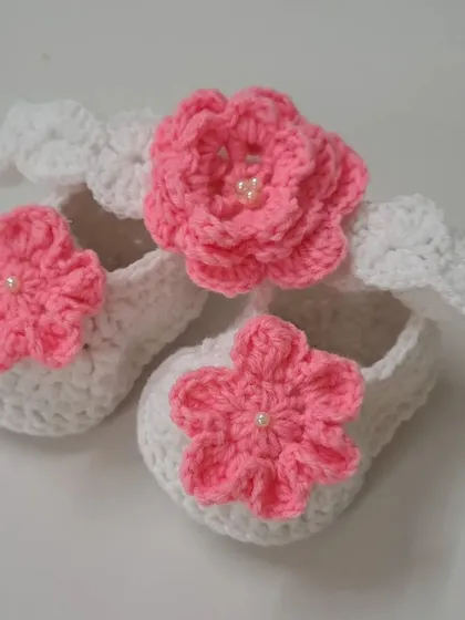 Another view of the white and pink floral accessory set, showing how the pieces perfectly coordinate.