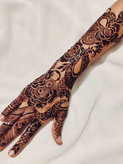 A beautiful single-arm design for Eid, featuring bold, dark florals.