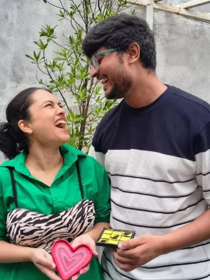 A candid moment of laughter and connection between two attendees. This is what happens when you put the phone down and meet someone new.