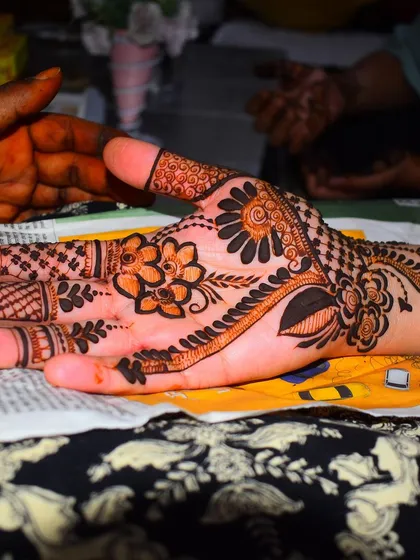 This Arabic-inspired floral vine, or bail, is a popular modern style. It flows diagonally across the hand, creating an elegant and elongated look that is both beautiful and quick to apply.