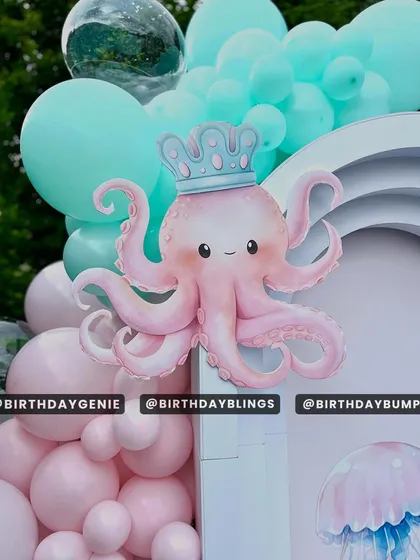 An adorable octopus with a crown, part of the "Under the Sea" theme. These small details make the party special.