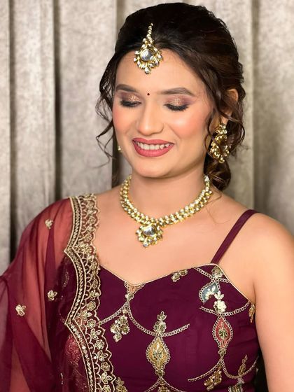 A soft and subtle party look with a beautiful wine-coloured suit. The makeup features a simple eye look and a matching lip.
