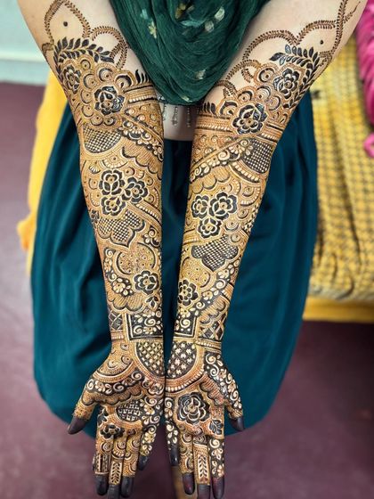 A beautiful Indo-Arabic design featuring bold rose motifs and intricate fillers. The contrast between the dark and light areas makes the design pop.