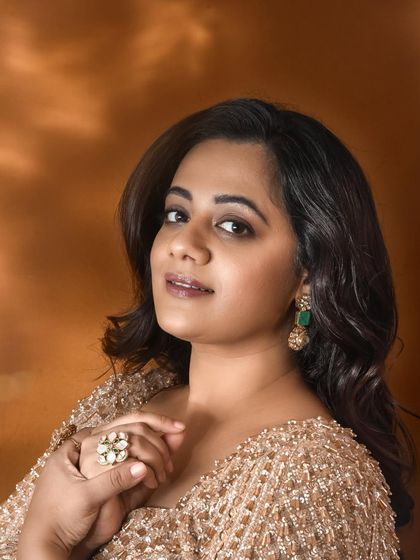 This portrait captures the complete Filmfare awards look for Spruha Varad, from the glowing makeup to the statement jewellery that perfectly complemented her metallic gown.