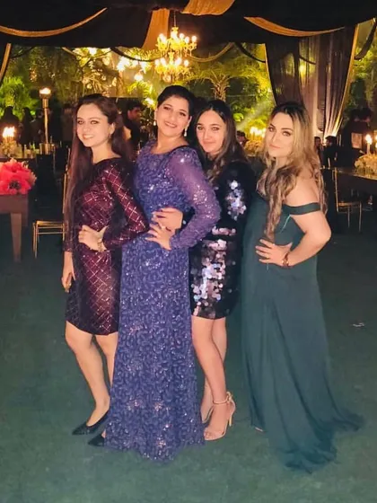 A fun night out with my clients, all styled for a cocktail party. From sequined mini dresses to elegant gowns, I ensure each person's style shines through while maintaining a cohesive group look.