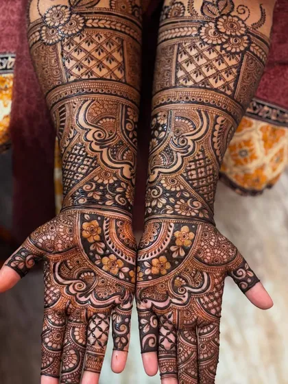 Guest mehendi deserves to be just as special. This is an example of a full, intricate design for a non-bridal client, showing that every hand at the party gets my full attention and detailed work.