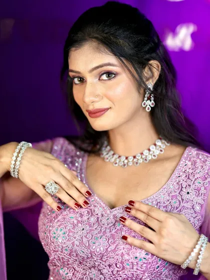 For a cocktail party or reception, you want to look glamorous yet elegant. This look features shimmery eyes and a sophisticated lip color, paired with diamond jewelry. It’s a perfect example of a modern 'sider' makeup that ensures you look polished and chic.