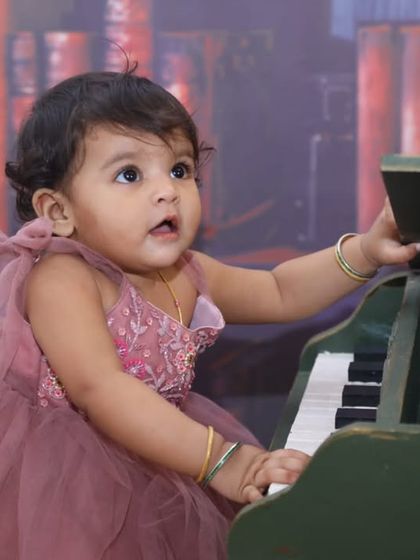 Explore our various floral and elegant setups. These sets feature props like swings, ornate chairs, and pearl decorations, all surrounded by beautiful flowers for a timeless and pretty photoshoot.