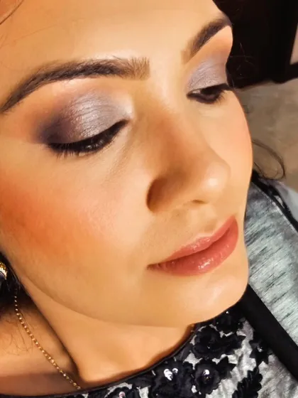 A side profile of this subtle glam makeup. You can see the seamless blend of the eyeshadow and the soft contour on her cheeks.