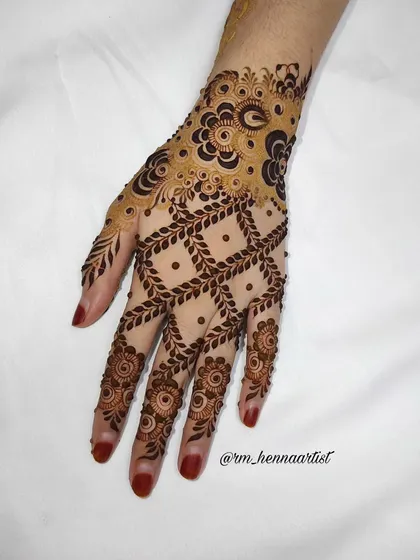 A beautiful Eid design with a leafy net pattern on the back of the hand. The floral details on the fingers and wrist complete the look.