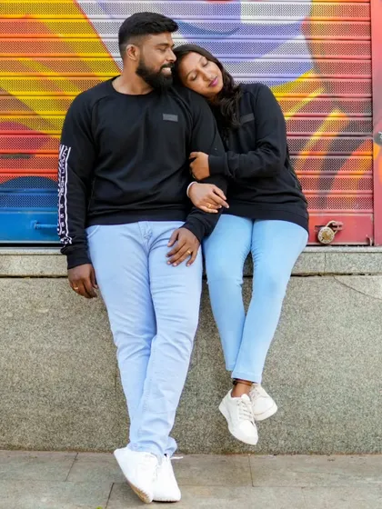 A relaxed and intimate moment against a graffiti wall. Even in a busy city, we can find quiet spots for romantic photos.